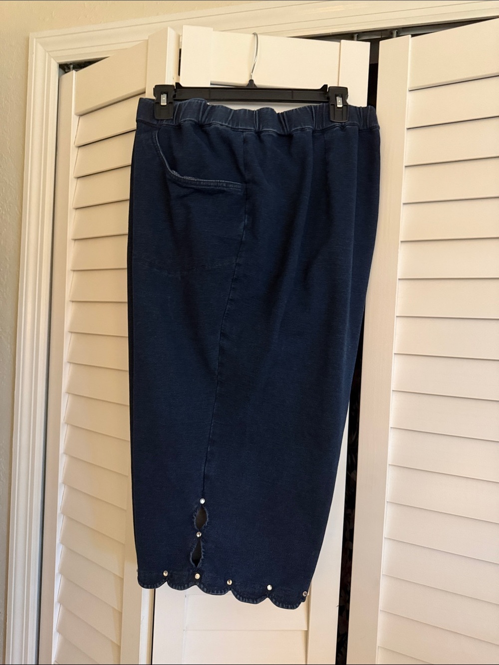 Women’s Navy Scallop Hem capri jeans